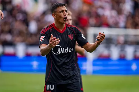 احتاج مواجهته مع 4 أندية.. أليكسيس سانشيز يهز شباك برشلونة للمرة الأولى